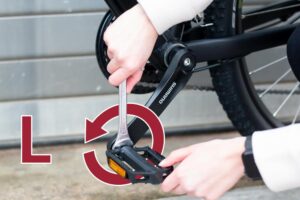 21 aufbau pedal links anschrauben 300x200 - Wie berechne ich die optimale Rahmenh&ouml;he?