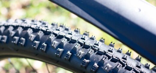 Nahaufnahme eines Mountainbike-Reifens mit grobem Stollenprofil für maximalen Grip im Gelände.