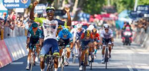 Biniam Girmay beim Überfahren der Ziellinie des Giro d’Italia Biniam Girmay beim Überfahren der Ziellinie des Giro d’Italia