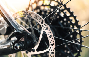 Wie stelle ich den Fahrradsattel richtig ein? mountain bike wheel with disc brake close up picjumbo com 300x193 - Wie stelle ich den Fahrradsattel richtig ein?