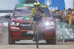 B2B News 2022 Vuelta Sieg Louis Meintjes 300x200 - CUBE schreibt Geschichte beim UCI MTB World Cup 2025