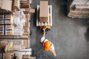 young man working warehouse with boxes 300x200 - Cube 2025 Modelle: Die neuen Fahrr&auml;der und E-Bikes