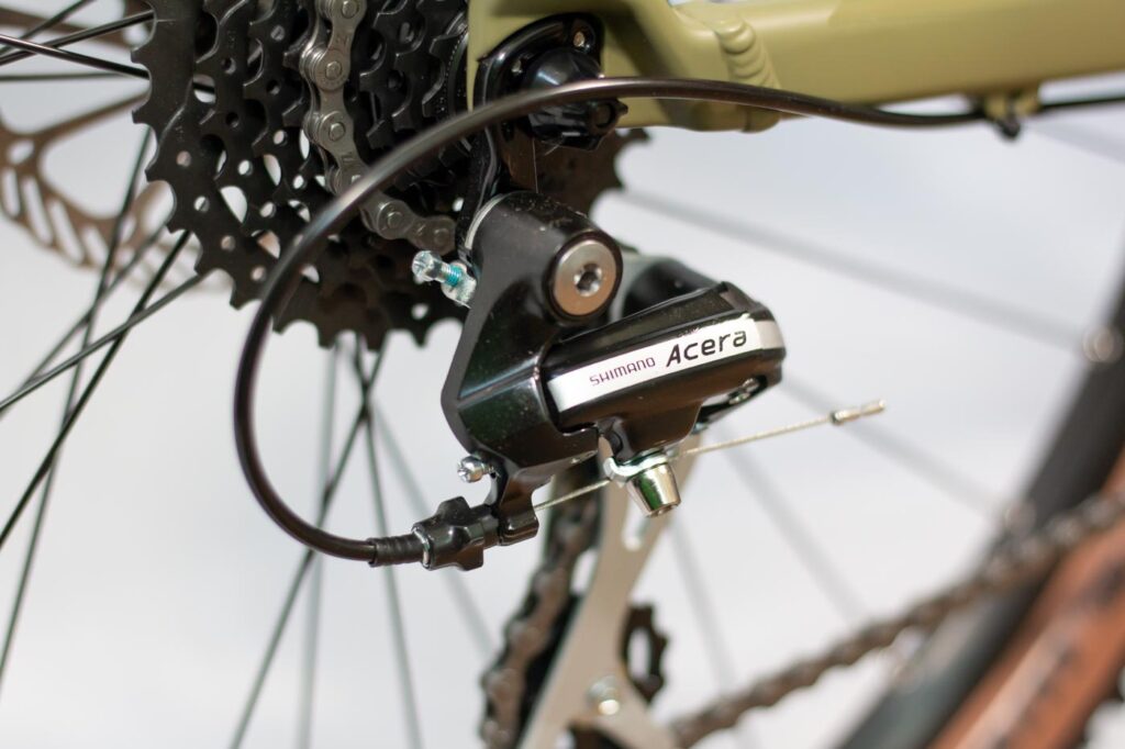 shimano acera ,shimano schaltung, fahrradkette, nahaufnahme, mtb schaltung, ge&ouml;lte schaltung, braunes fahrrad