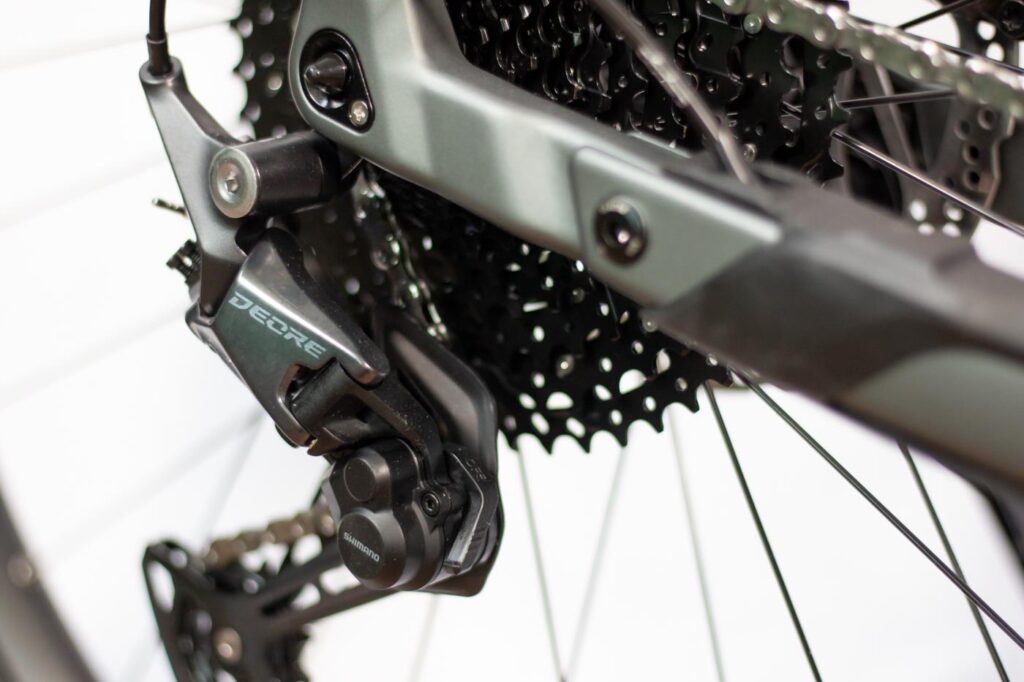 shimano deore ,shimano schaltung, fahrradkette, nahaufnahme, mtb schaltung, ge&ouml;lte schaltung, graues fahrrad