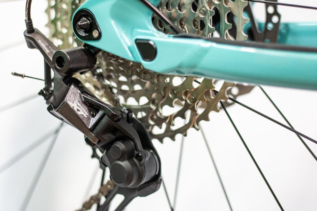 shimano deore xt ,shimano schaltung, fahrradkette, nahaufnahme, mtb schaltung, ge&ouml;lte schaltung, t&uuml;rkises fahrrad