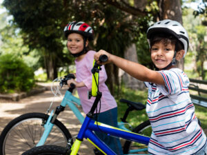 2 Kinder mit dem Fahrrad 2 Kinder mit dem Fahrrad
