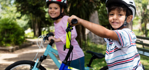 2 Kinder mit dem Fahrrad