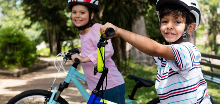 2 Kinder mit dem Fahrrad