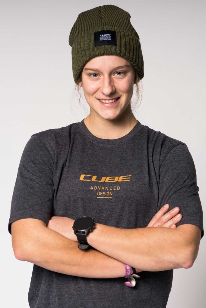 Simona Kuchyňková, U21-Gesamtweltcupsiegerin 2024, vor ihrem Wechsel zum Cube Actionteam 2025. Simona Kuchyňková, U21-Gesamtweltcupsiegerin 2024, vor ihrem Wechsel zum Cube Actionteam 2025.