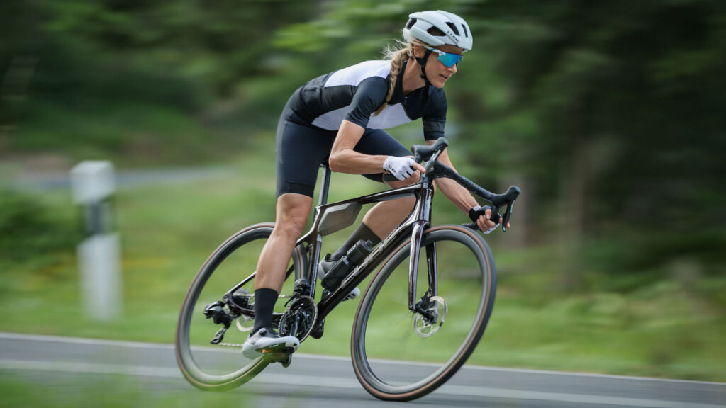 Endurance Rennrad von Cube wird von einer Frau gefahren Endurance Rennrad von Cube wird von einer Frau gefahren