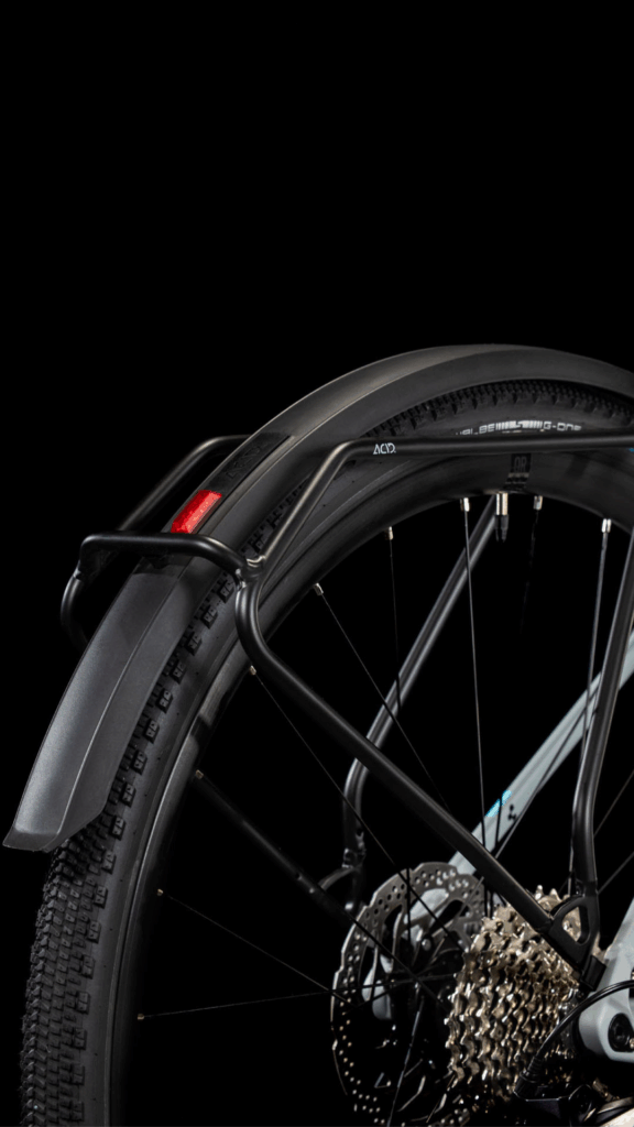 Cube Nuroad Race FE Gravelbike – Hinterrad mit ACID Gepäckträger, Schutzblech und integriertem Rücklicht Cube Nuroad Race FE Gravelbike – Hinterrad mit ACID Gepäckträger, Schutzblech und integriertem Rücklicht