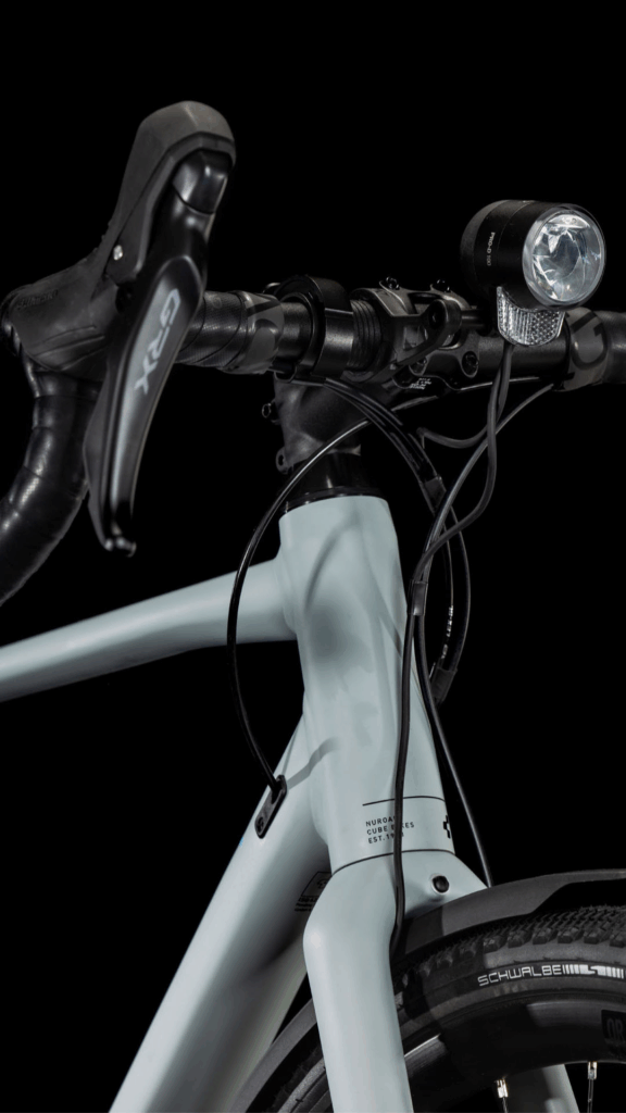 Cube Nuroad Race FE Cockpit – Dropbar-Lenker mit ACID Frontlicht und ergonomischem Griffband Cube Nuroad Race FE Cockpit – Dropbar-Lenker mit ACID Frontlicht und ergonomischem Griffband