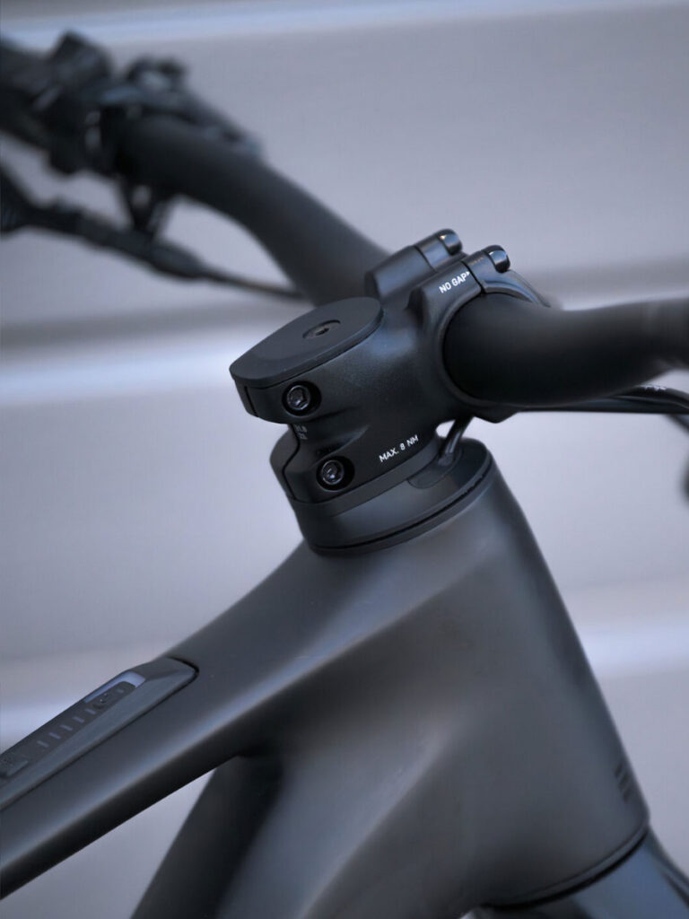 Seitenansicht des Cube AMS Hybrid ONE44 Race mit Blick auf Vorbau und Cockpit