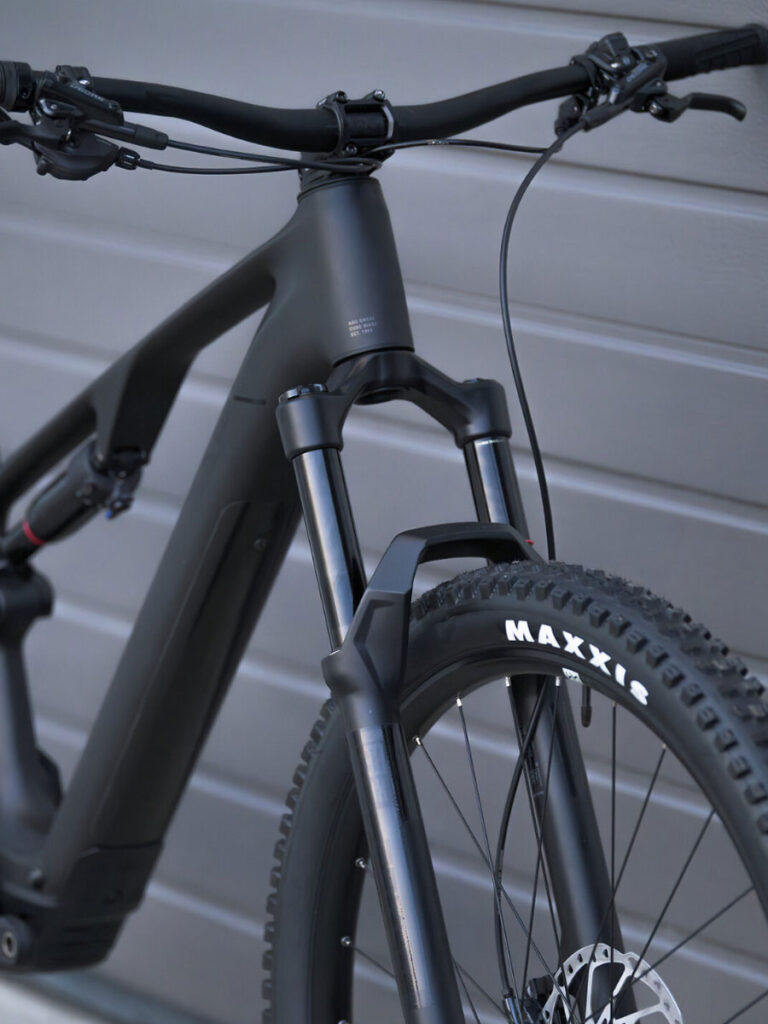 Vorderbau des Cube AMS Hybrid ONE44 Race mit Gabel, Vorbau und Teil des Vorderrads