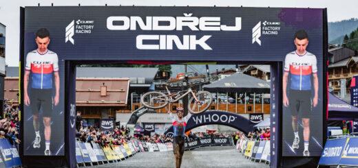Ondřej Cink jubelt mit hochgehobenem Mountainbike im Ziel des UCI MTB World Cups in Leogang 2025 nach seinem ersten Elite-Weltcupsieg