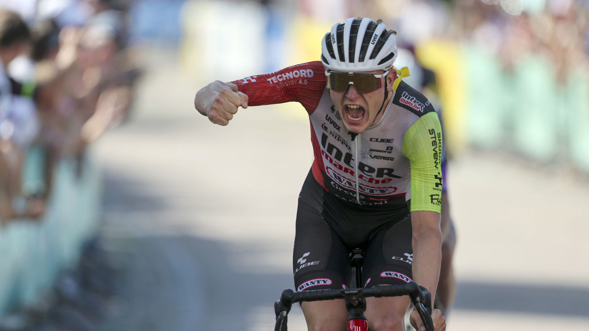 Georg Zimmermann jubelt im Ziel: Deutscher Meister 2025 im Stra&szlig;enradsport