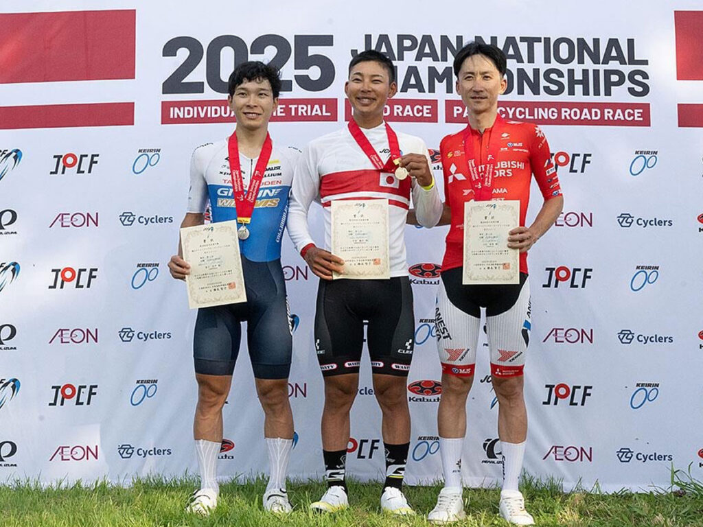 Shunsuke Imamura mit Goldmedaille und Siegerurkunde neben dem Zweit- und Drittplatzierten bei der japanischen Zeitfahrmeisterschaft 2025