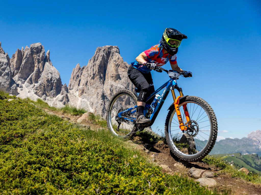 Simona Kuchynkova f&auml;hrt mit ihrem CUBE Stereo ONE55 eine steile Bergabpassage beim Enduro World Cup in Canazei hinunter