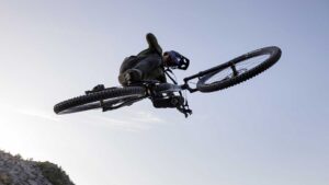 Radfahrer springt mit einem Bike von Cube 2026 Radfahrer springt mit einem Bike von Cube 2026