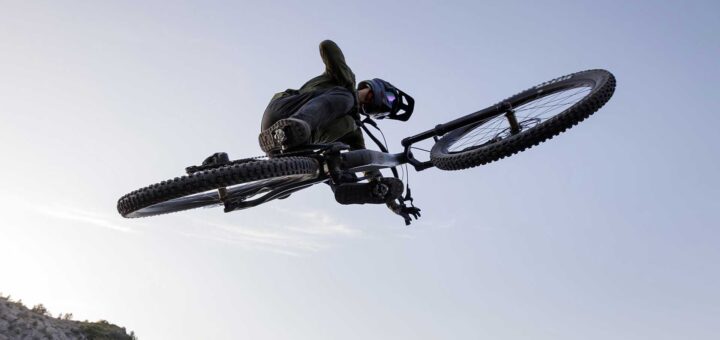 Radfahrer springt mit einem Bike von Cube 2026