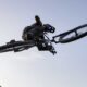 Radfahrer springt mit einem Bike von Cube 2026