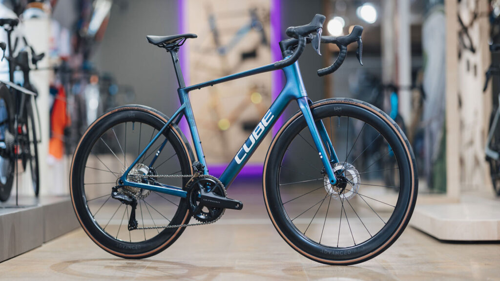 Cube Attain 2026 Rennrad in Gesamtansicht mit Carbonrahmen Cube Attain 2026 Rennrad in Gesamtansicht mit Carbonrahmen