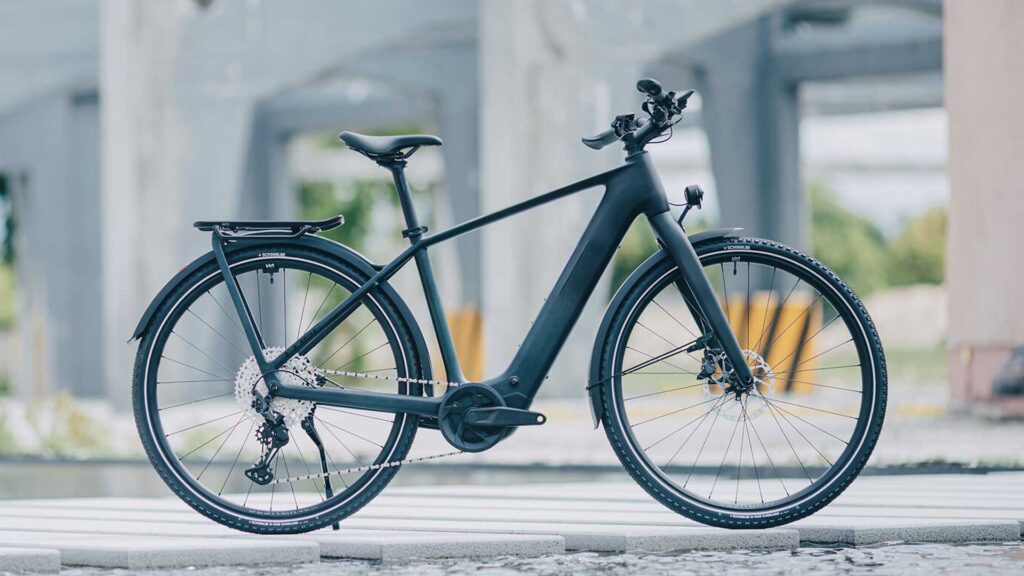 Cube Kathmandu Hybrid 2026 mit Gep&auml;cktr&auml;ger in schwarz
