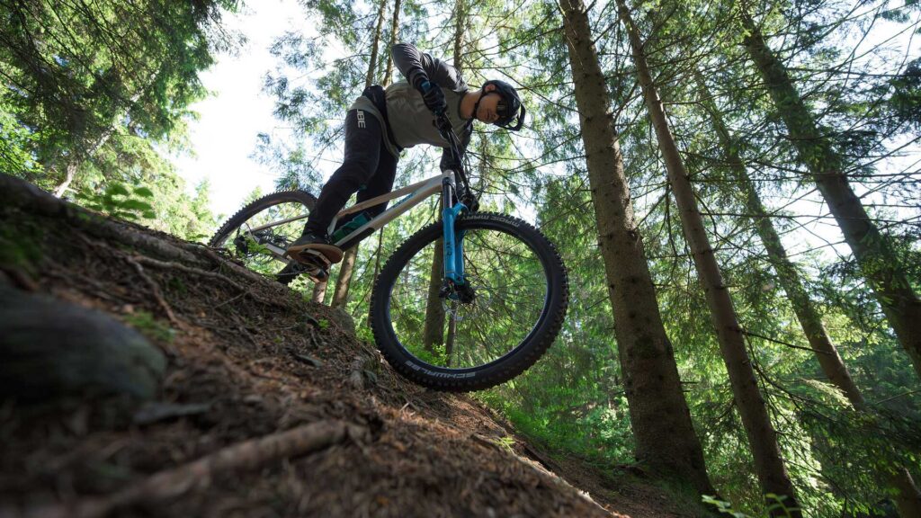 Radfahrer f&auml;hrt mit einem Cube 2026 MTB Hardtail den Berg hinunter