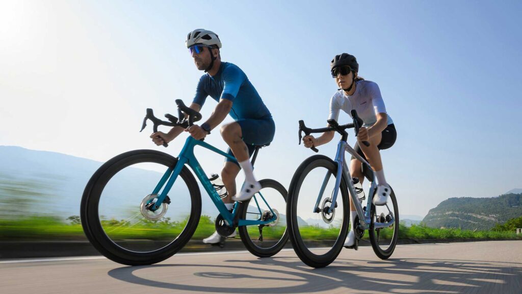 Rennradfahrer und Rennradfahrerin auf Cube Rennrad 2026 beim Fahren. Rennradfahrer und Rennradfahrerin auf Cube Rennrad 2026 beim Fahren.