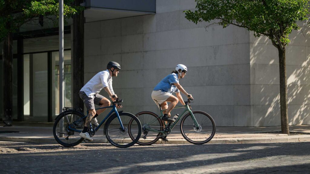 Zwei Radfahrer fahren durch die Stadt mit Ihrem Fitnessr&auml;der