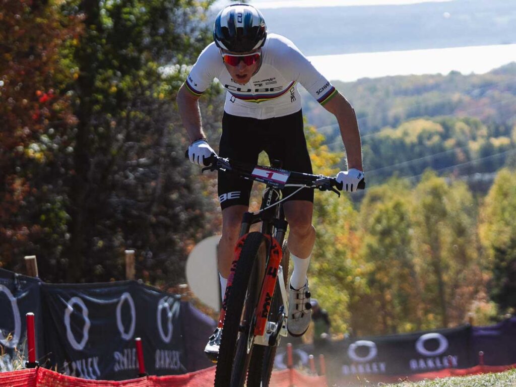 Finn Treudler f&auml;hrt beim Cube Factory Racing Saisonfinale 2025 in Mont-Sainte-Anne im Stehen auf seinem Cube Bike und zeigt volle Konzentration auf der Cross-Country-Strecke.
