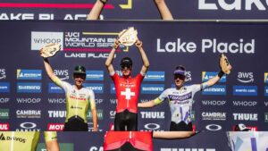 Finn Treudler jubelt auf dem Podium und h&auml;lt stolz die Troph&auml;e f&uuml;r seinen U23-Triumph in Lake Placid in die H&ouml;he.