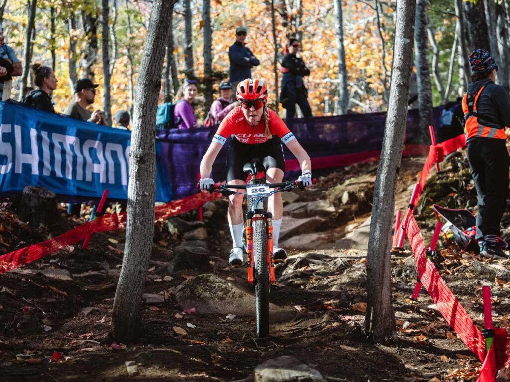 Kira B&ouml;hm f&auml;hrt beim Cube Factory Racing Saisonfinale 2025 konzentriert durch die technische Waldstrecke in Mont-Sainte-Anne auf ihrem Cube Mountainbike.