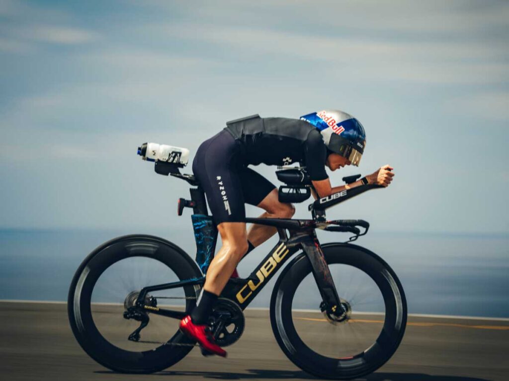 Lucy Charles-Barclay f&auml;hrt beim Ironman Hawaii 2025 auf ihrem Triathlonrad und zeigt volle Konzentration auf der Radstrecke unter den tropischen Bedingungen von Kailua-Kona.