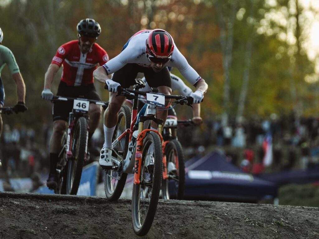 Ondřej Cink meistert beim Cube Factory Racing Saisonfinale 2025 eine anspruchsvolle Abfahrt in Mont-Sainte-Anne und zeigt volle Kontrolle auf seinem Cube Bike.