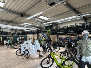 zu sehen ist der neue cube Store Schw&auml;bisch Hall von innen