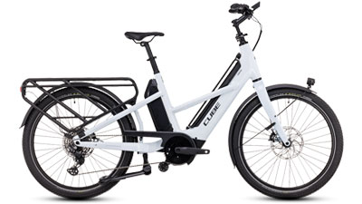 Zu sehen ist ein weißes Cube Longtail Hybride Lastenrad.