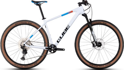 Cube Reaction C:62 Pro Hardtail Mountainbike in Weiß mit blauen und orangen Details.