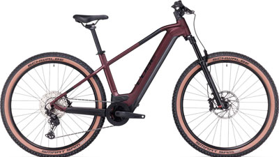 Zu sehen ist ein dunkel rotes Cube Reaction Hybrid Fahrrad.