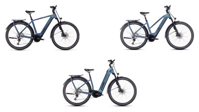 Zu sehen sind drei blaue Cube Kathmandu Hybrid E-Bikes, jeweils mit einem Diamant-Rahmen, ein Trapez-Rahmen und ein Tiefeinsteiger-Rahmen.
